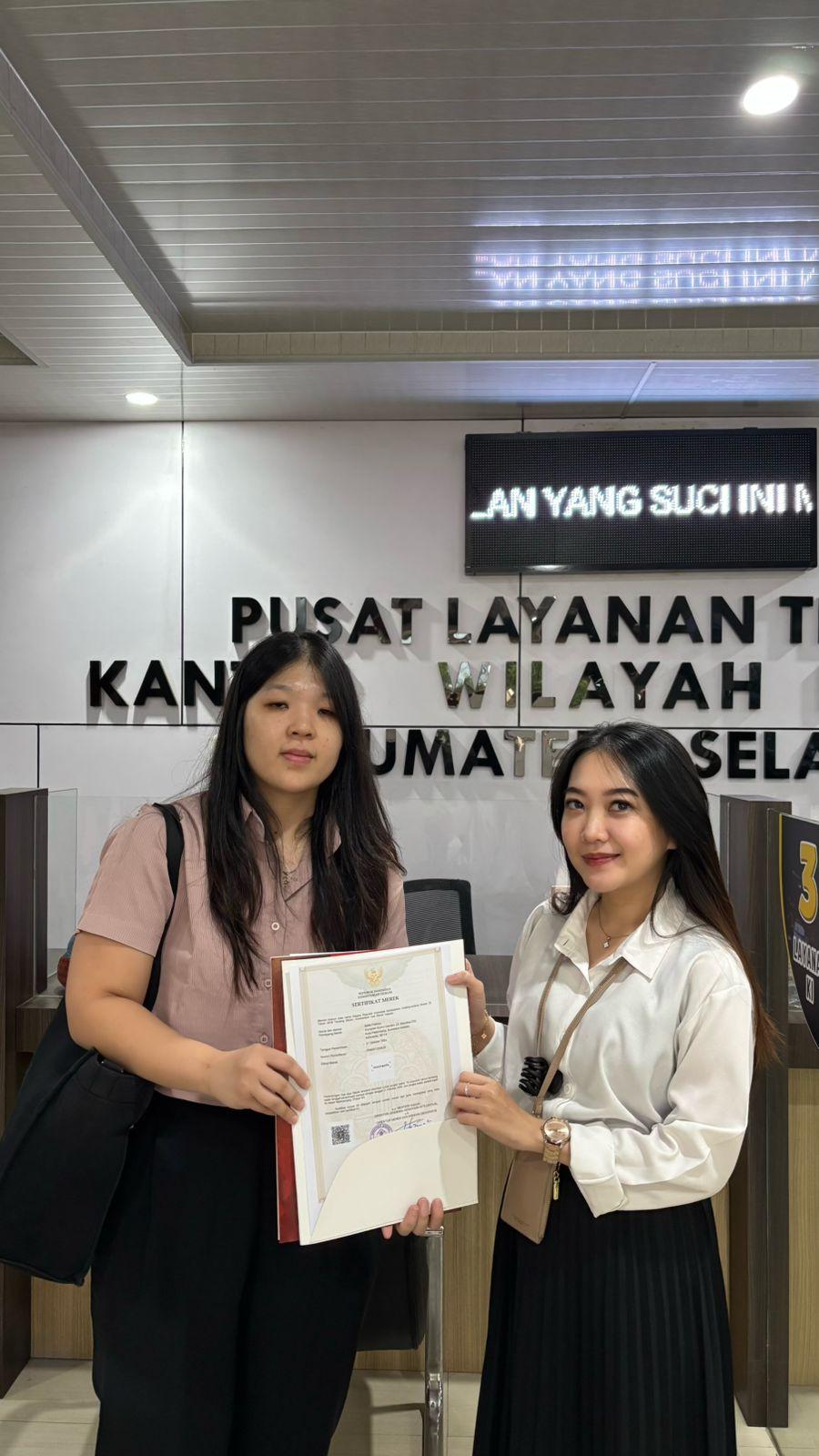 Lindungi Kreativitas Fotografi, Kanwil Kemenkum Sumsel Serahkan Sertifikat Merek 